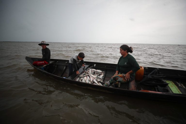 Idam orienta pescadores sobre início do período de defeso de dez peixes