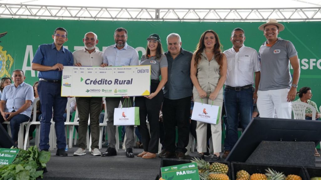 Governo do Amazonas entrega carta de remissão de dívidas e concede crédito rural