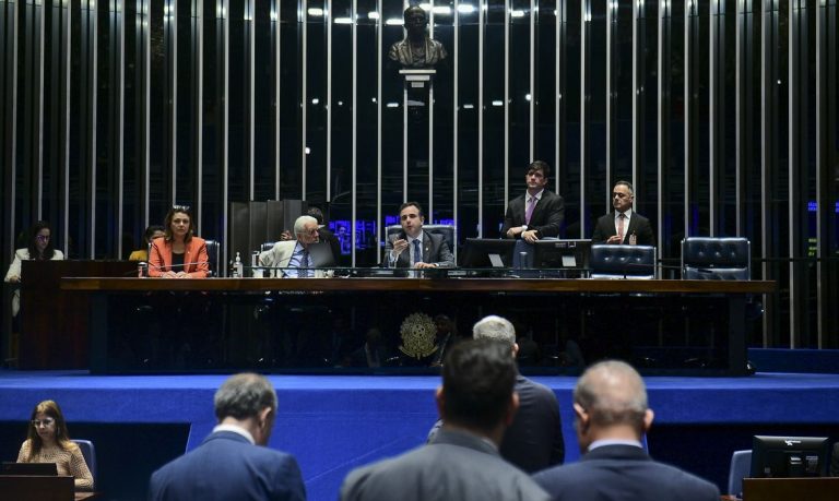 Senado aprova teto para salário mínimo