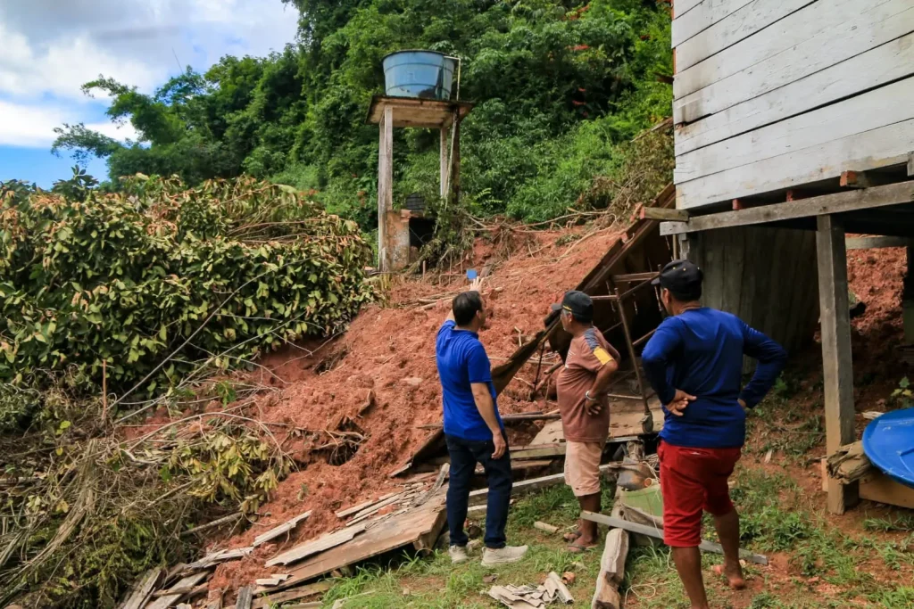 Prefeito Mateus Assayag visita area de desba