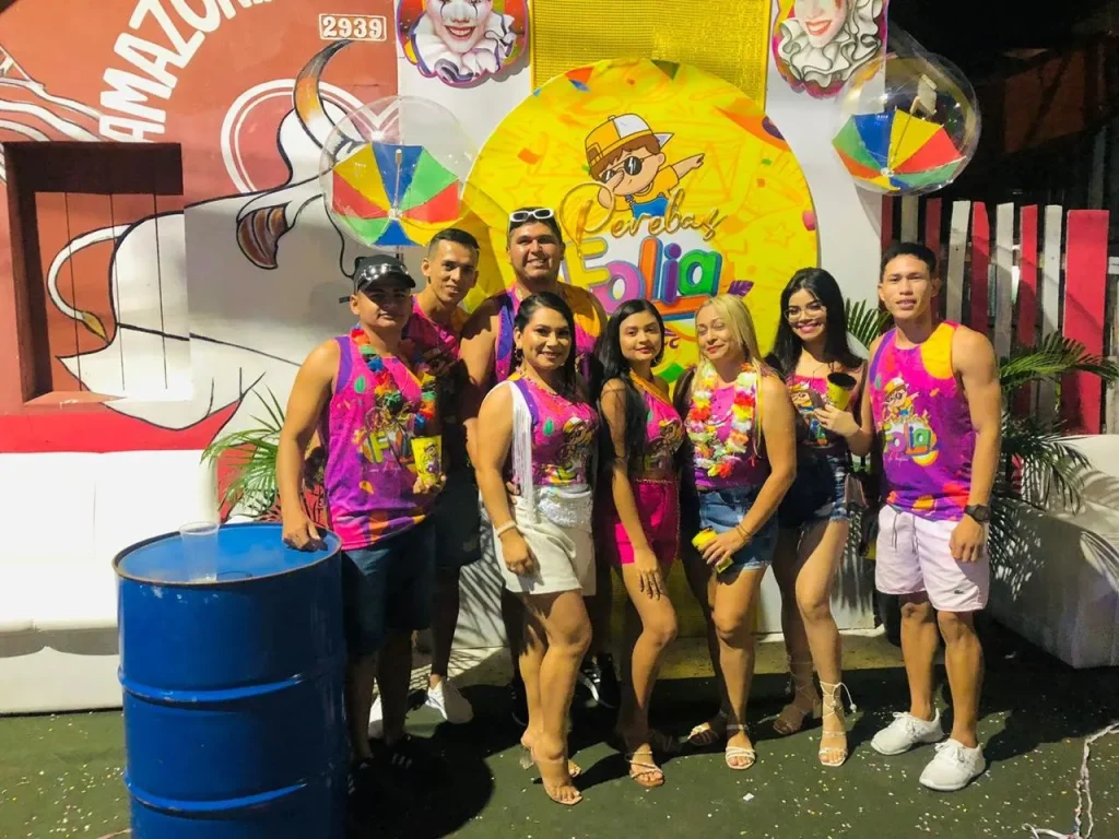 Com festa carnavalesca, Parintins celebra dia 28 Perebas na Folia