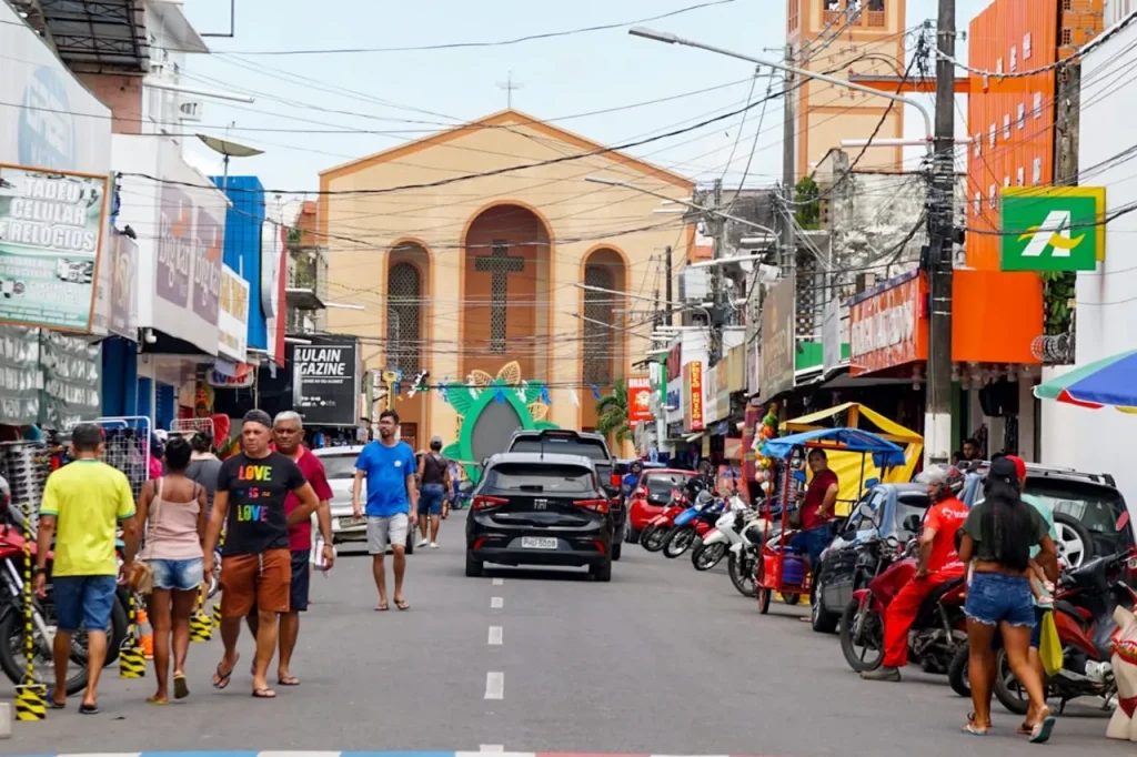 Pagamento de servidores municipais aquece a economia de Parintins para Carnailha e Carnaboi