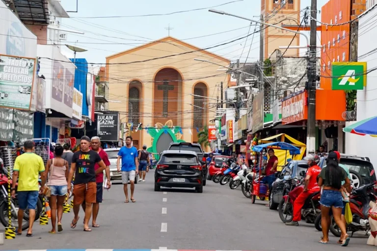 Pagamento de servidores municipais aquece a economia de Parintins para Carnailha e Carnaboi