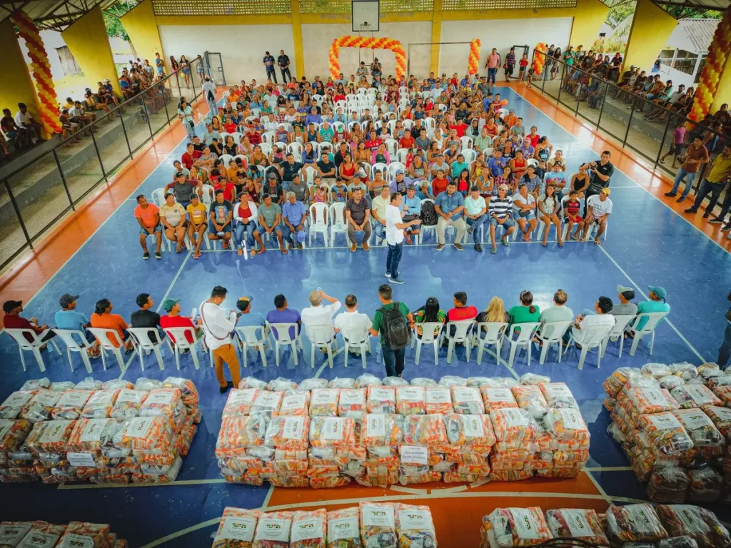 Ajuda humanitária: 500 famílias do Tracajá recebem cestas básicas 3 Em uma acao conjunta do Governo Federal por meio do Minis 7