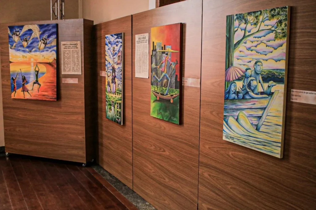 Exposição "Urbano – Ribeirinhos" em Parintins Reflete sobre Identidade Amazônica 1 Exposicao em Parintins debate urbanizacao na Amazonia por meio da arte e da ciencia