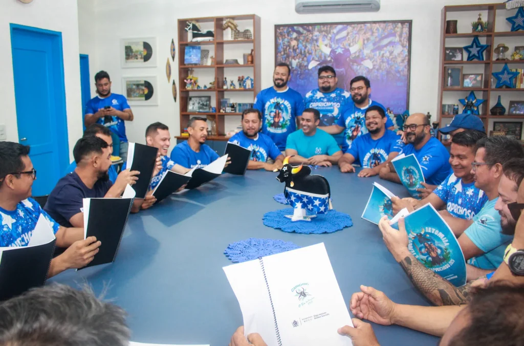 É Tempo de Retomada: artistas do Boi Caprichoso recebem projeto alegórico para o Festival 2025