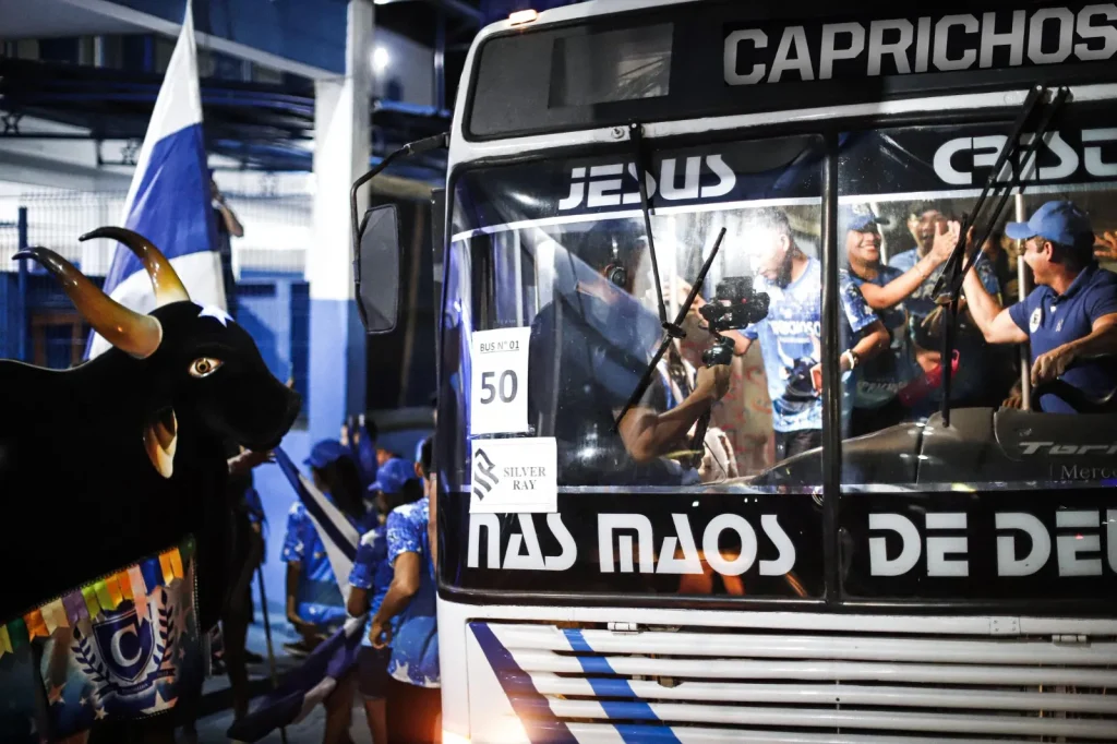 Histórico: Caprichoso inova ao oferecer transporte gratuito ao elenco de arena