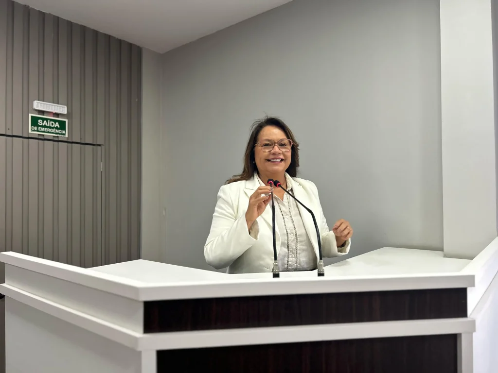 Vereadora Márcia Baranda na Tribuna da Câmara de Parintins