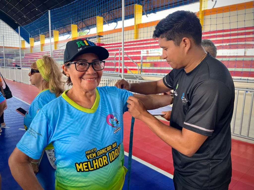 Idosos do projeto “Vem Dançar na Melhor Idade” recebem ação para monitoramento físico