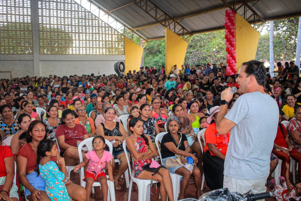 Mães da Vila Amazônia recebem homenagem e show de prêmios da Prefeitura de Parintins