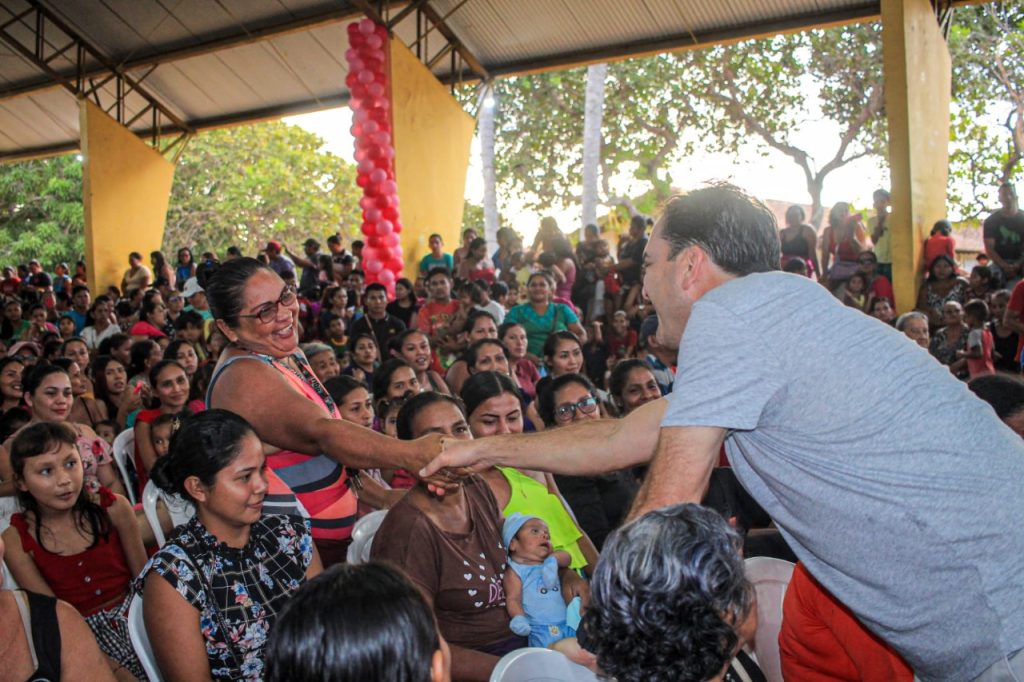 Mães da Vila Amazônia recebem homenagem e show de prêmios da Prefeitura de Parintins