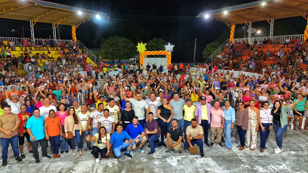 Em noite de festa Prefeito Mateus Assayag presenteou as mães do Mocambo