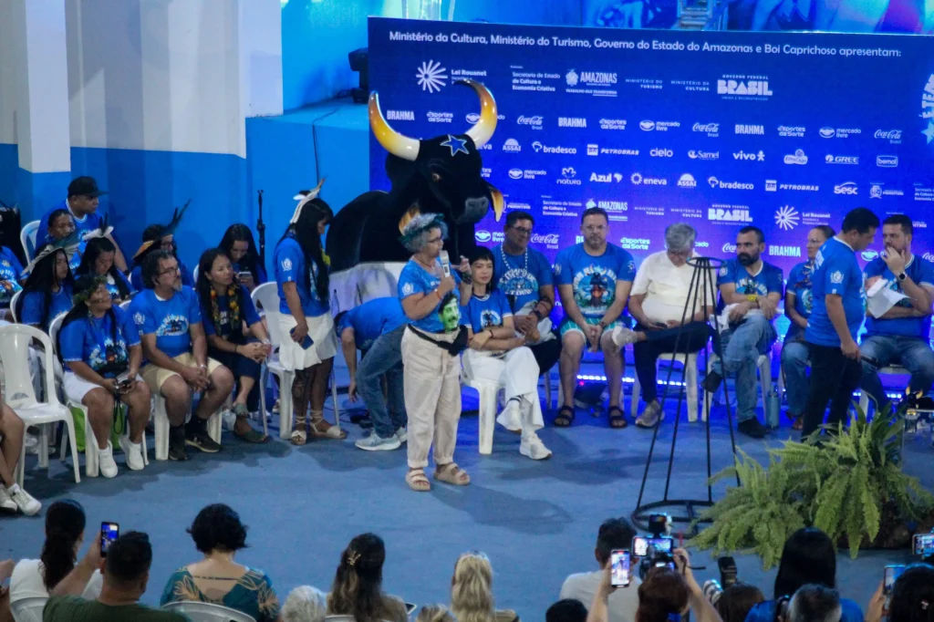 Caprichoso apresenta projeto de arena “É Tempo de Retomada” e Manto Tupinambá do Novo Tempo em coletiva histórica com presença de lideranças indígenas e quilombolas