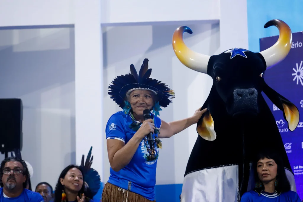 Caprichoso Lança "É Tempo de Retomada": Uma Celebração de Ancestralidade e Luta Amazônica em Parintins 2025 3 Caprichoso apresenta projeto de arena E Tempo de Retomada e Manto Tupinamba do Novo Tempo em coletiva historica com presenca de liderancas indigenas e quilombolas 4