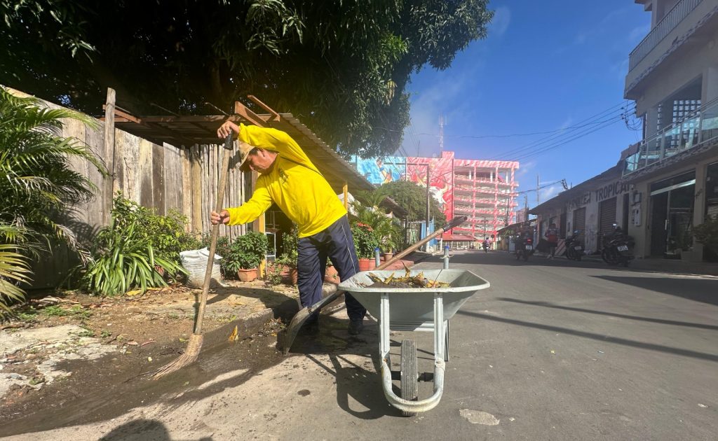 Prefeitura de Parintins intensifica Serviços de limpeza nas ruas da cidade