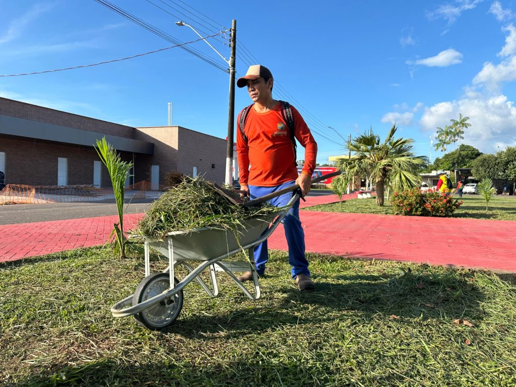 Prefeitura de Parintins intensifica Serviços de limpeza nas ruas da cidade 1 WhatsApp Image 2025 06 07 at 10.38.55