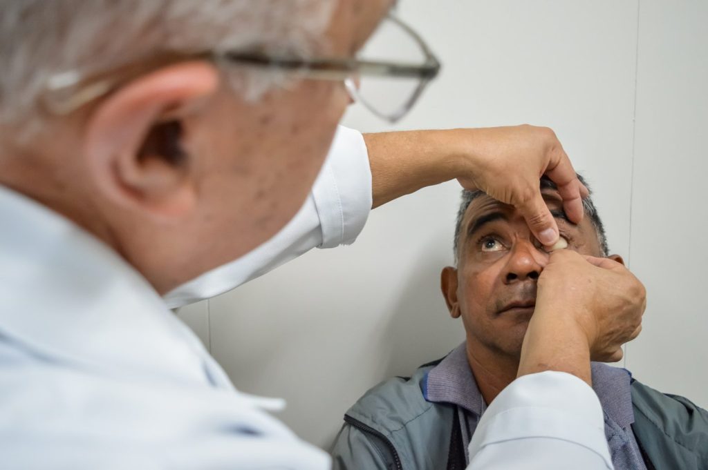 Governo do Amazonas entrega mais de 130 próteses oculares e zera fila do procedimento na Policlínica Codajás