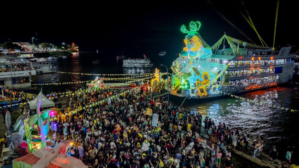 Romaria das Águas leva multidão à orla de Parintins na saudação à padroeira