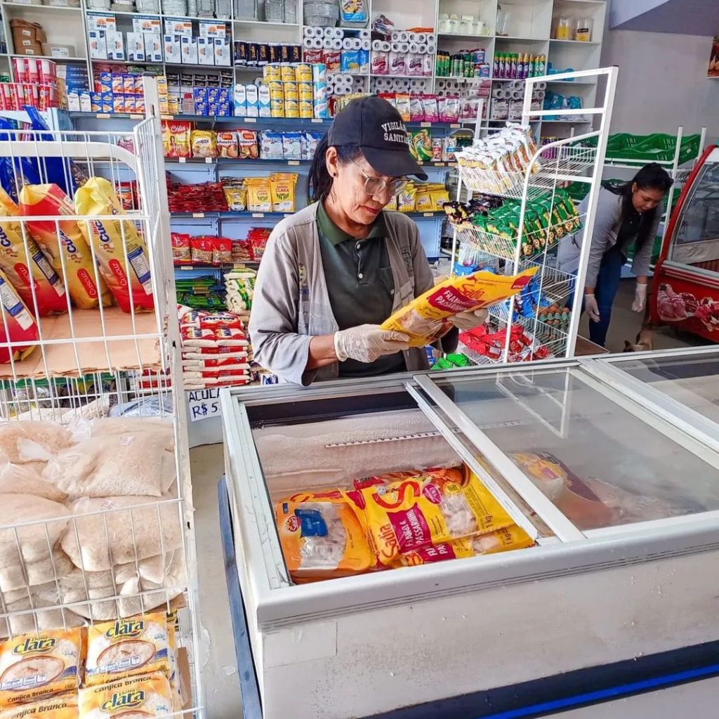 Vigilância Sanitária: Prefeitura de Parintins fiscaliza e apreende produtos impróprios no comércio local 1 WhatsApp Image 2025 08 25 at 11.18.45