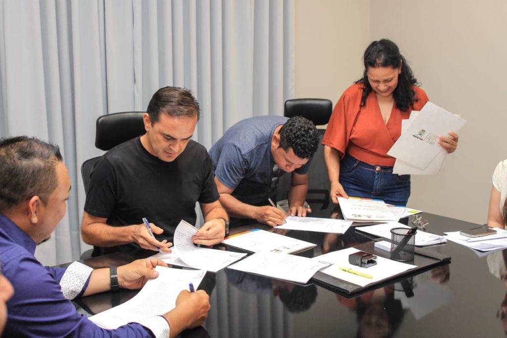 Prefeitura de Parintins entrega títulos definitivos a moveleiros do Distrito Industrial