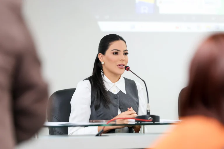 Deputada Mayra Dias propõe política pioneira para prevenir Burnout entre profissionais da segurança do Amazonas