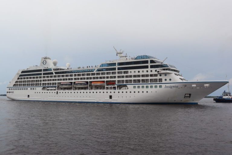 Temporada de Cruzeiros: Navio Insignia atraca no Porto de Manaus com mais de 980 turistas