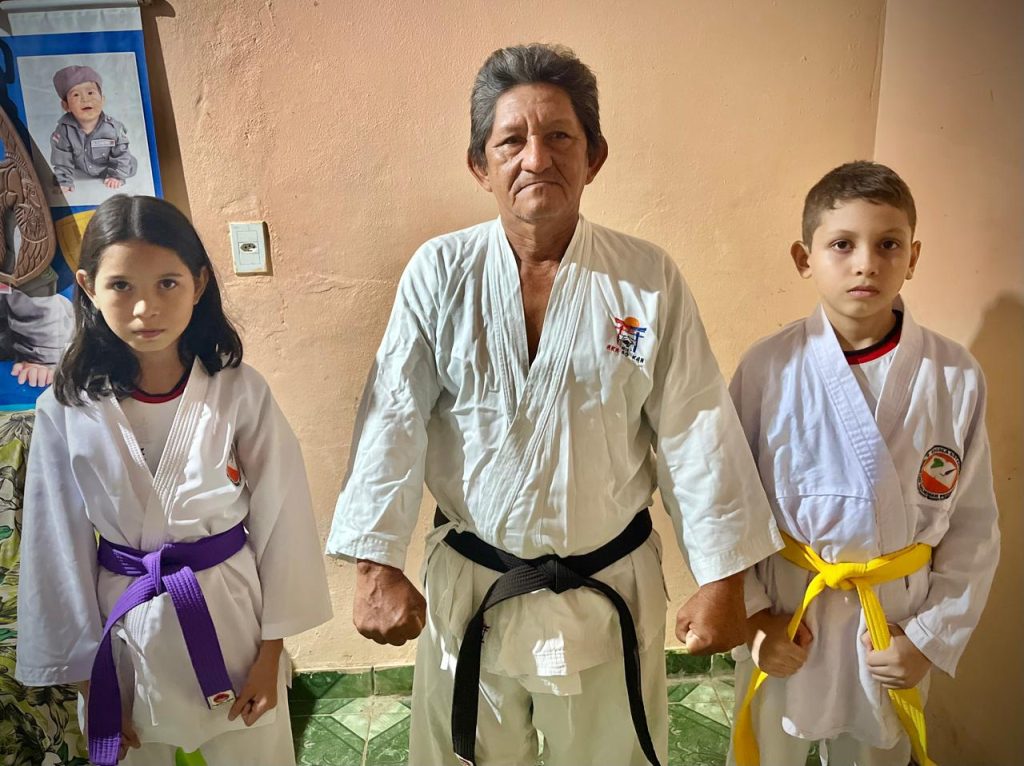 JEPs 2025: Unidos pelas artes marciais, avô e neta celebram conquista de medalhas de ouro