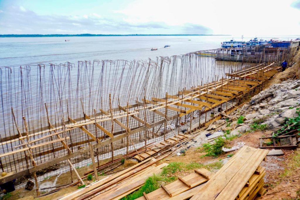 Prefeito Mateus Assayag destaca avanço das obras do Muro de Arrimo 2 WhatsApp Image 2025 11 13 at 09.59.12 1