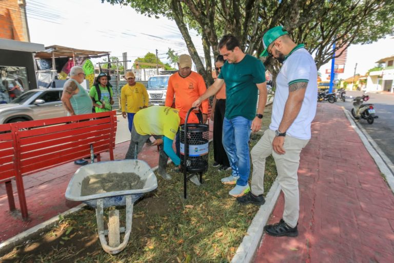De forma pioneira, Prefeitura de Parintins instala lixeiras em logradouros públicos