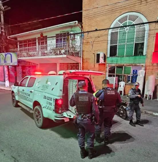 PM flagra tráfico em bar no Centro de Parintins e captura foragido da Justiça