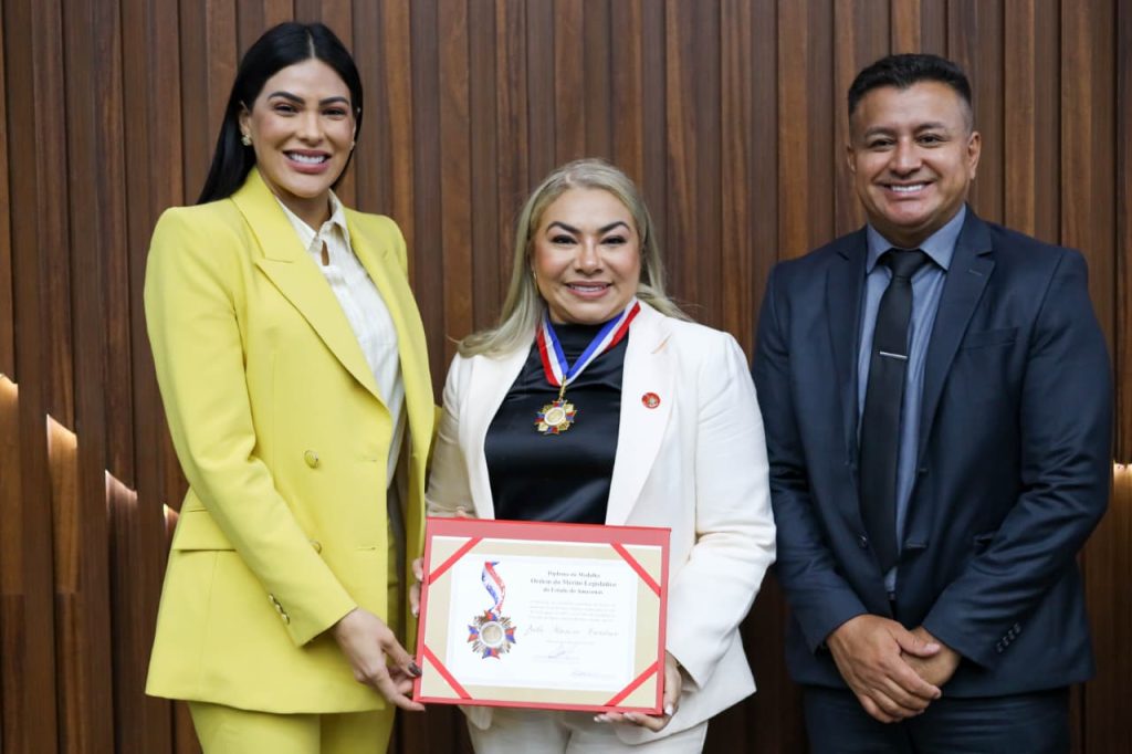 Secretária de Assistência Social de Parintins, Zeila Cardoso, recebe Medalha do Mérito na Assembleia do Amazonas