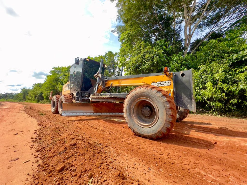 Infraestrutura: Prefeitura de Parintins melhora mobilidade e escoamento da produção no Zé Açu
