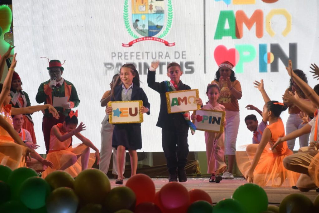 Prefeitura de Parintins promove espetáculo natalino e emociona público na Praça Cristo Redentor