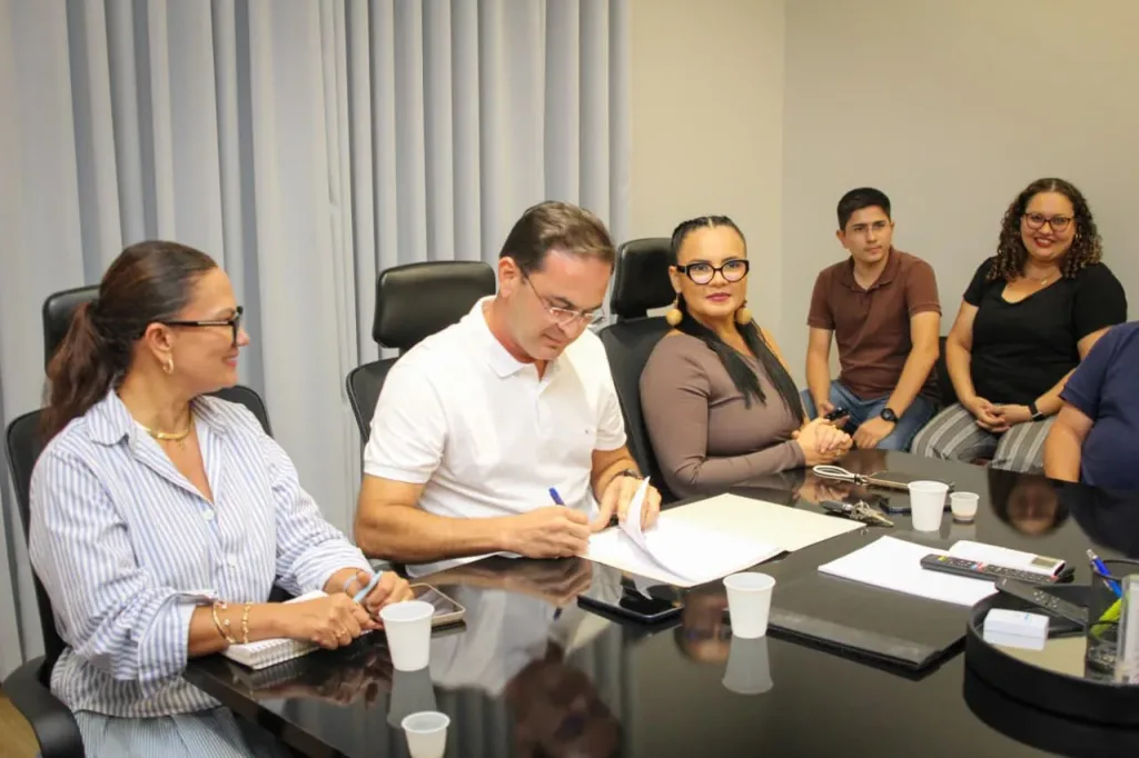 Prefeitura de Parintins lança licitação para organizar Concurso Público de 2026