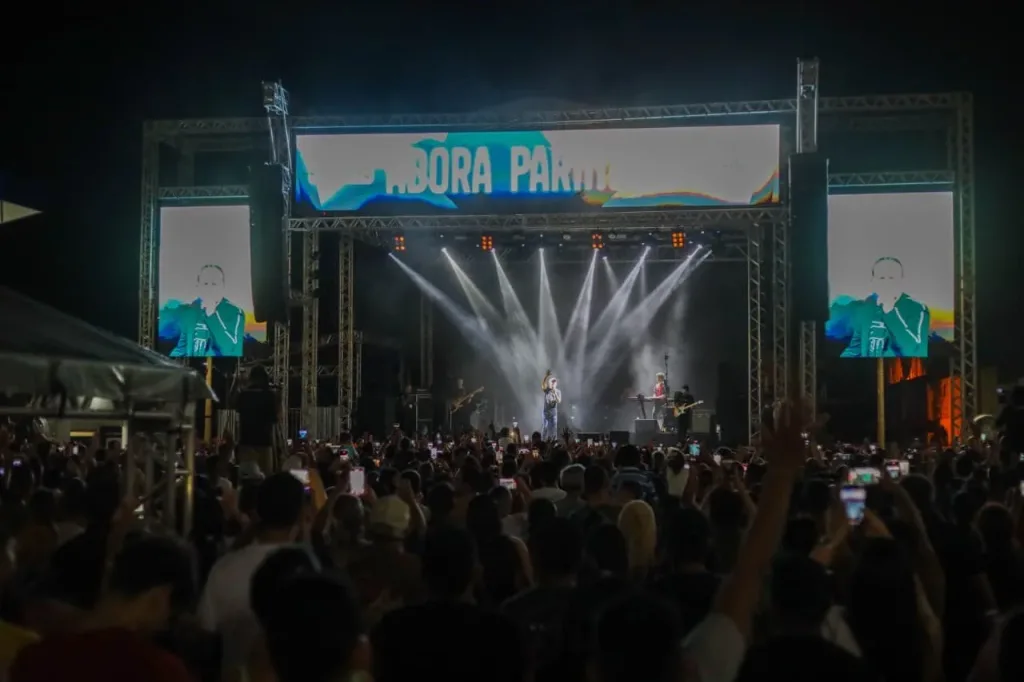 Adora Parintins: Show de Davi Sacer reúne 8 mil pessoas em noite histórica de louvor 1 Adora Parintins: Show de Davi Sacer reúne 8 mil pessoas em noite histórica de louvor