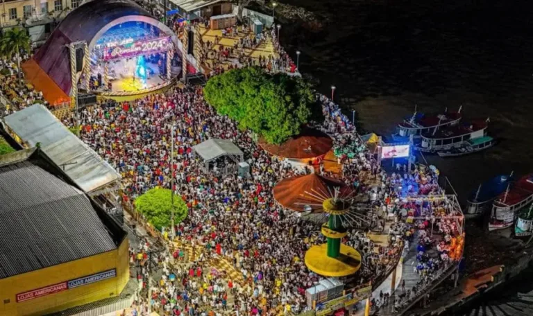 Réveillon em Parintins: Show da Virada celebra 2026 com sorteio de motos e atrações locais
