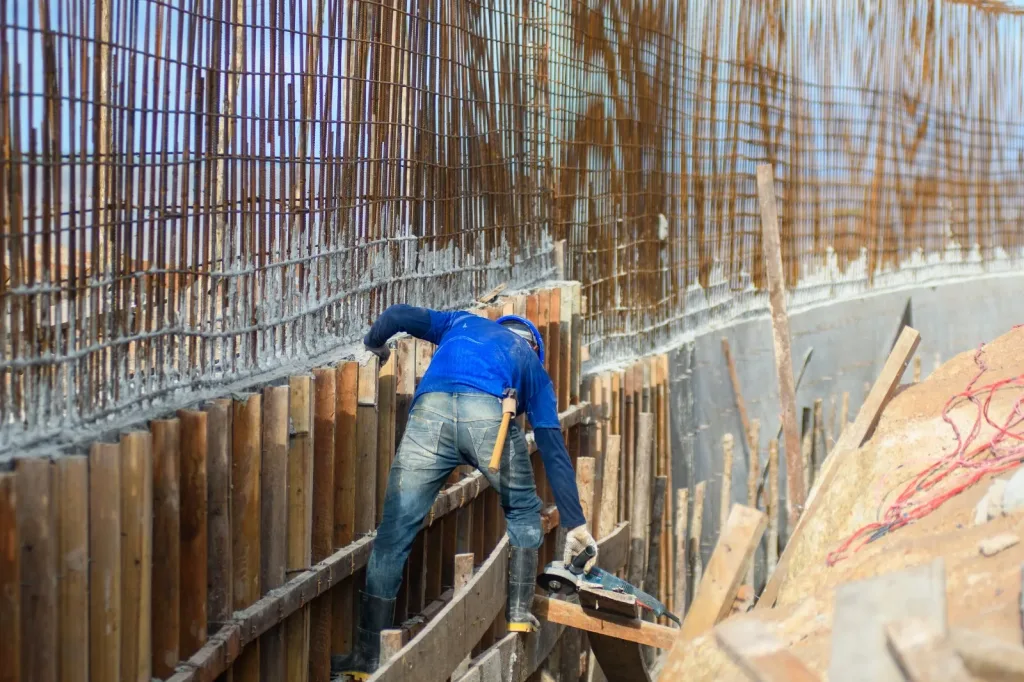 Obras do muro de arrimo avançam e chegam a 50% de execução em Parintins