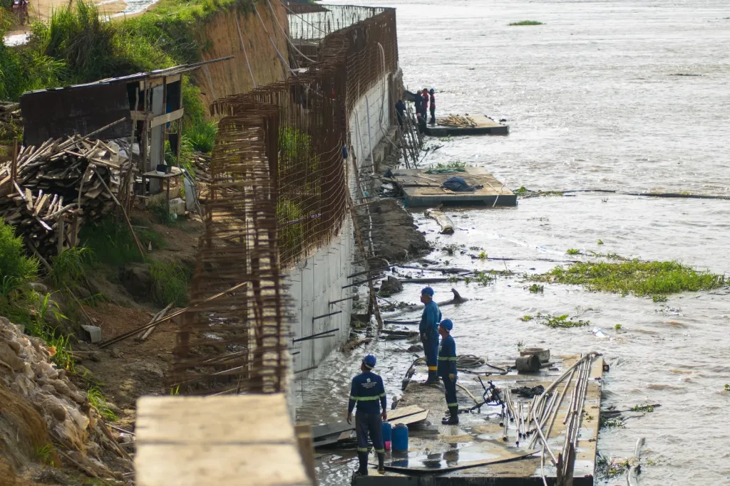 Obras do muro de arrimo avançam e chegam a 50% de execução em Parintins