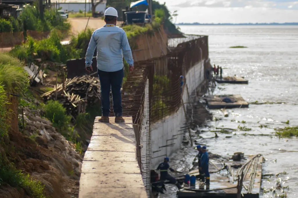 Obras do muro de arrimo avançam e chegam a 50% de execução em Parintins