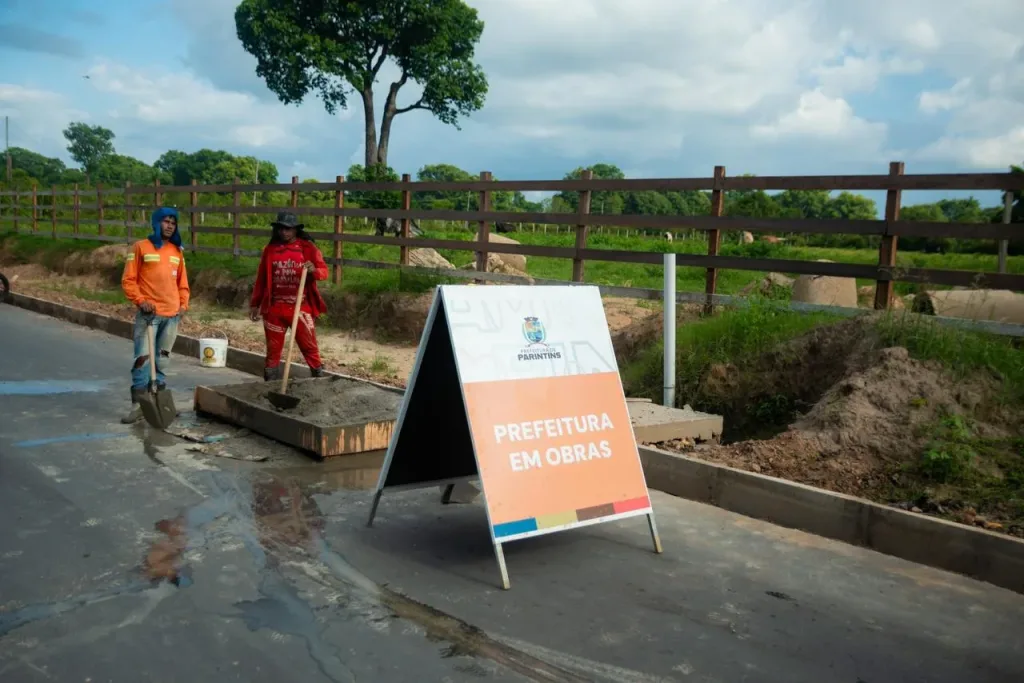 Prefeitura de Parintins realiza obra na estrada do Macurani e inicia construção de meio-fio