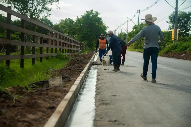 Prefeitura de Parintins realiza obra na estrada do Macurani e inicia construção de meio-fio