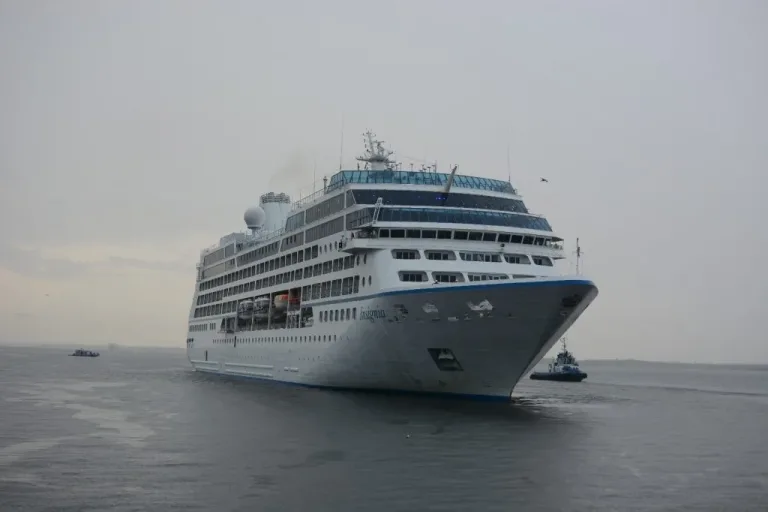 Temporada de cruzeiros 2026 é aberta com a chegada do MS Insígnia ao Porto de Manaus