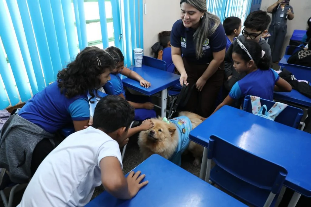 Núcleo de Inteligência em Segurança Escolar da Secretaria de Educação promove encontro com presença de cães terapeutas