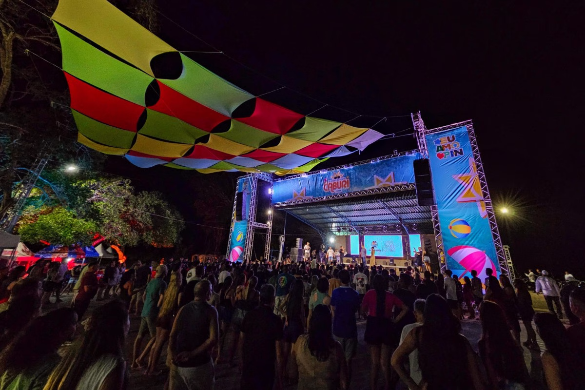 Com megaestrutura e valorização do artista da terra, Prefeitura de Parintins realiza Festival de Verão do Caburi