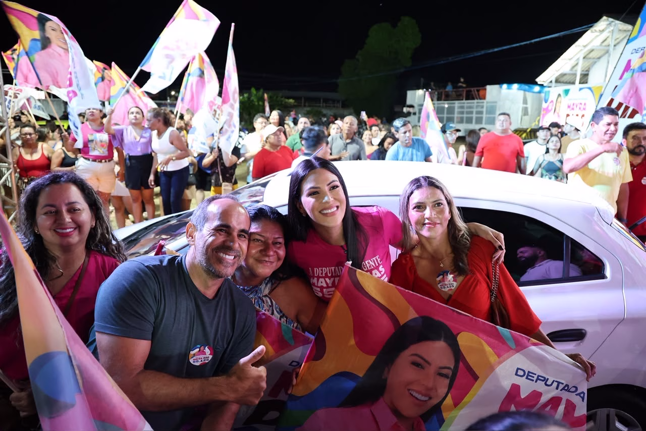 Mayra Dias reúne apoiadores em adesivaço e dá início à mobilização pela reeleição em Parintins Mayra Dias reúne apoiadores em adesivaço e dá início à mobilização pela reeleição em Parintins