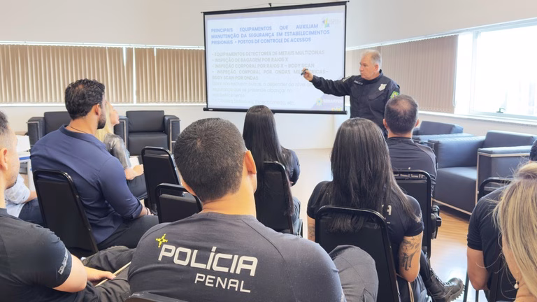 Policiais federais e estaduais se aprimoram em tecnologia para barrar objetos ilícitos em presídios