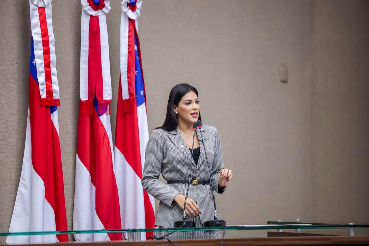 Mayra Dias cobra planejamento para enfrentar estiagem, queimadas e calor nas escolas do Amazonas Mayra Dias cobra planejamento para enfrentar estiagem, queimadas e calor nas escolas do Amazonas