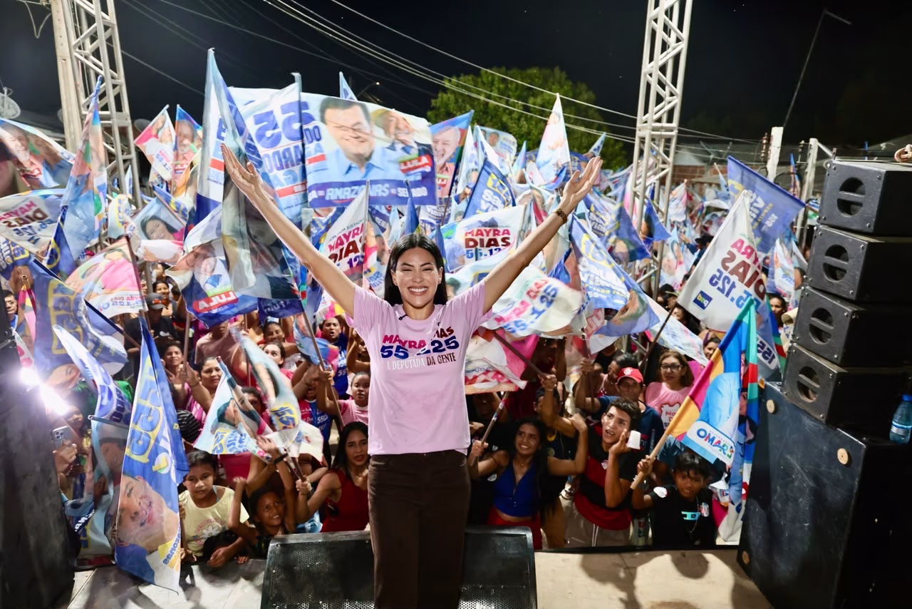Nos braços do povo, Mayra Dias é recebida por multidão no Bom Socorro do Zé Açú Nos braços do povo, Mayra Dias é recebida por multidão no Bom Socorro do Zé Açú
