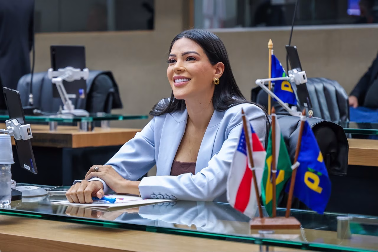 Deputada Mayra Dias se destaca entre as deputadas mais propositivas da ALEAM Deputada Mayra Dias se destaca entre as deputadas mais propositivas da ALEAM