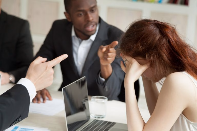 Projeto prevê indenização por atraso salarial e reforça combate ao assédio no trabalho Projeto prevê indenização por atraso salarial e reforça combate ao assédio no trabalho
